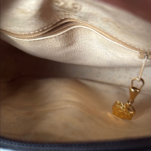 Gucci Black Leather vintage crossbody Bag with Gold-Tone Hardware - Picture 13 of 15